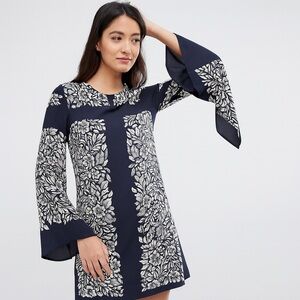 BCBGMAXAZRIA Floral Print Long Sleeve Bell-Sleeve Shift‎ Dress – Size M (est.)